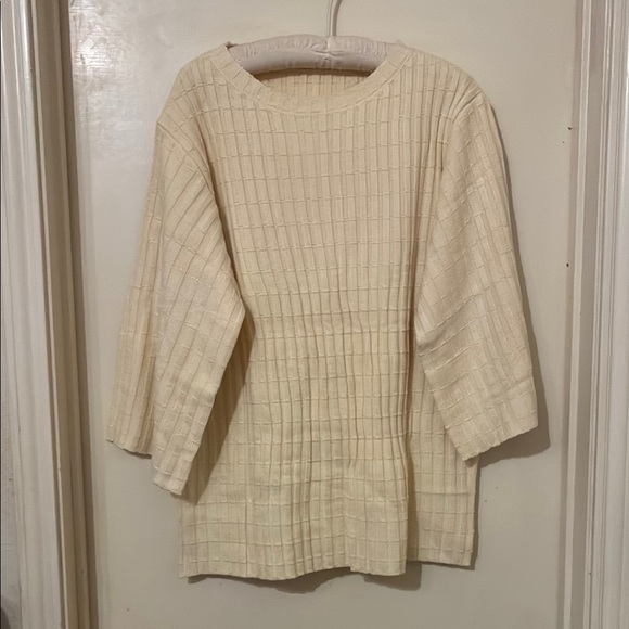 🆕 Women's Beige Sweater size small - Picture 2 of 6